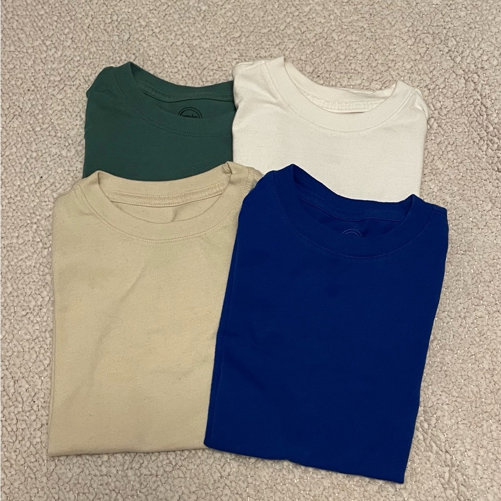 5 T-Shirts in Green, White, Beige, Black and Blue. Size 4/5